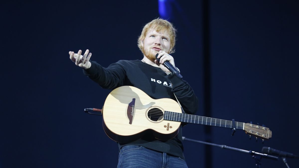 Ed Sheeran se v létě vrátí. Příští rok zazpívá a zahraje v Hradci Králové